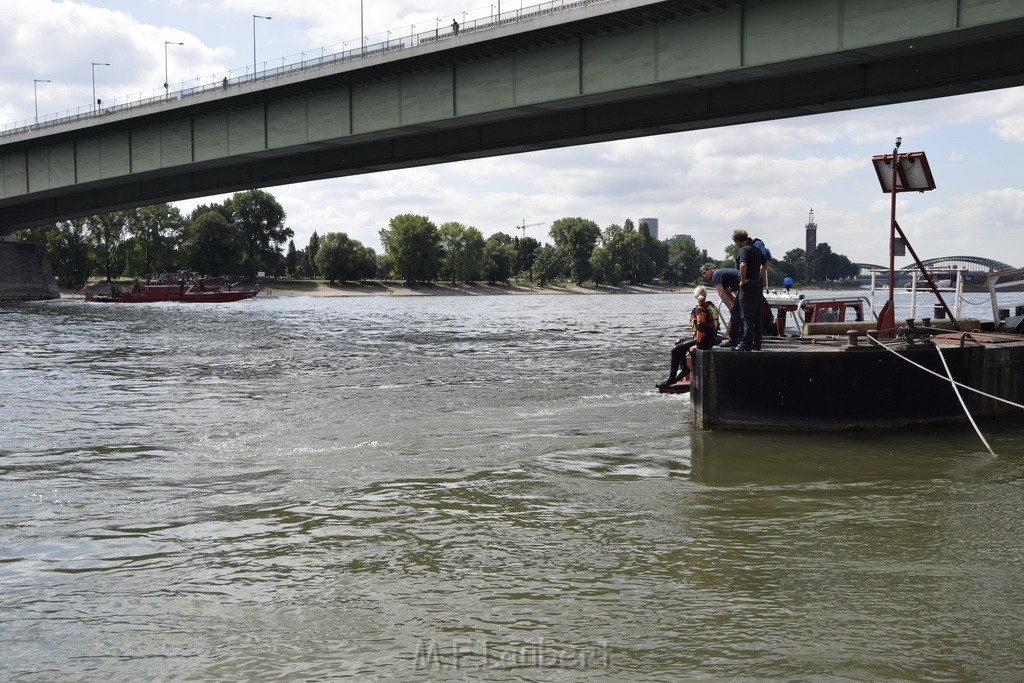 Uebung BF Taucher und Presse Koeln Zoobruecke Rhein P237.JPG - Miklos Laubert